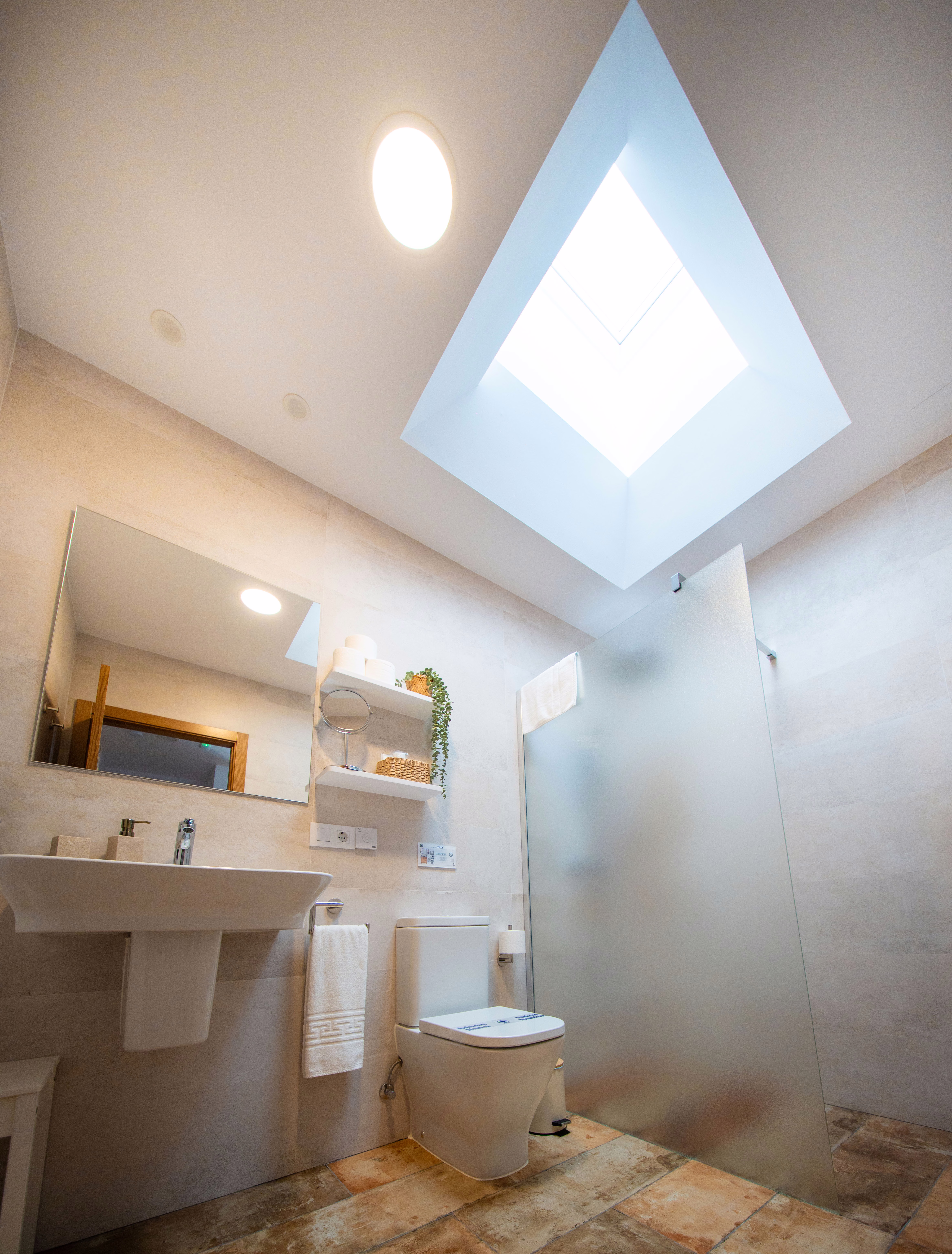 LAVATRINA I - El aseo rinde guiño a las termas romanas.